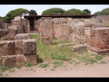 08149 ostia - regio v - via della fortuna della annonaria - edificio (v,iv,2) - 1. raum von westen - bli ri norden - 06-2024.jpg